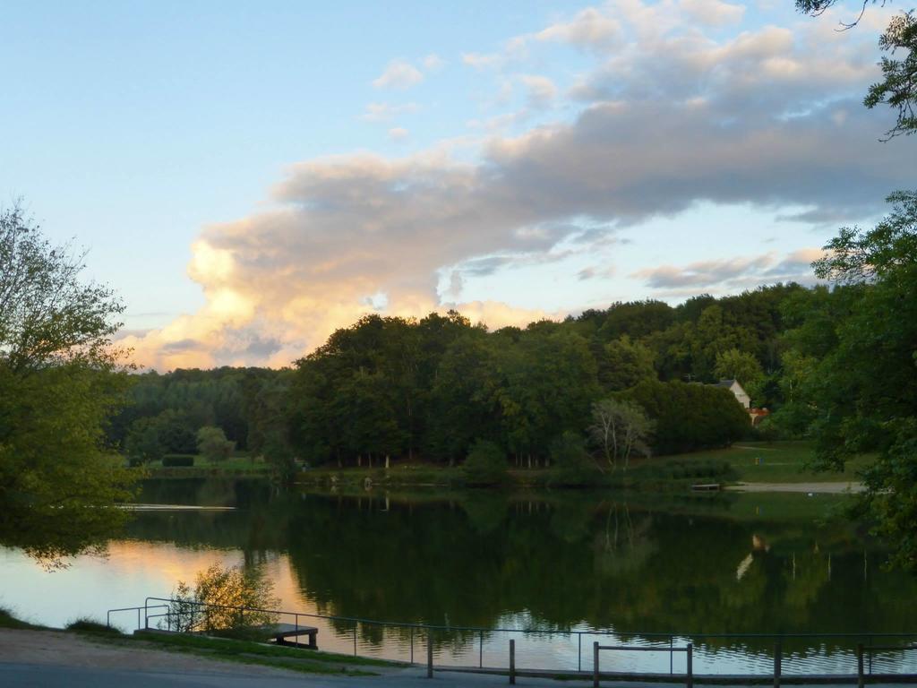 L'Aquarelle - Camping Hotel La Souterraine Buitenkant foto